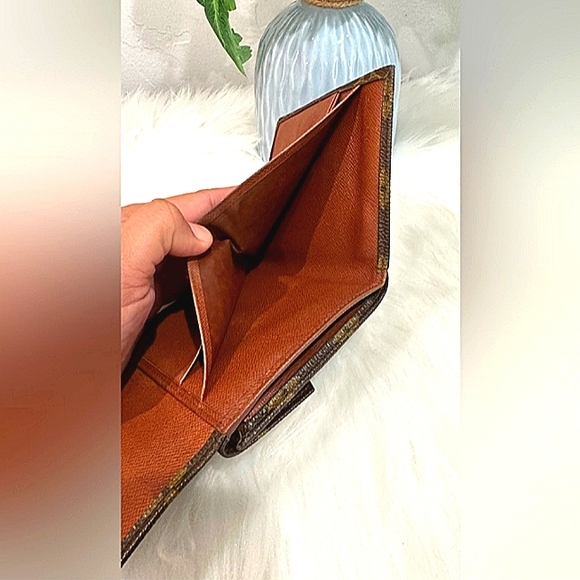LOUIS VUITTON AUTHENTIC LEATHER V FLAP ELISE WALLET EUC - Picture 7 of 16
